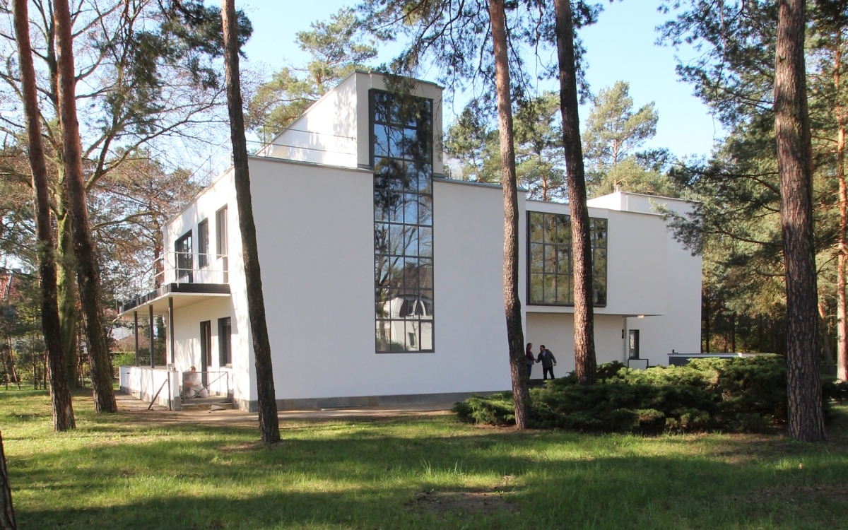 Wie alle Meisterhäuser liegt auch das von Walter Gropius 1926 entworfene Meisterhaus Kandinsky/Klee auf einem Waldgrundstück entlang der Ebertallee in Dessau