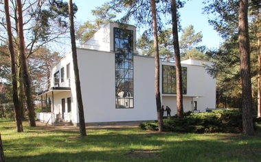 Wie alle Meisterh?user liegt auch das von Walter Gropius 1926 entworfene Meisterhaus Kandinsky/Klee auf einem Waldgrundst?ck entlang der Ebertallee in Dessau