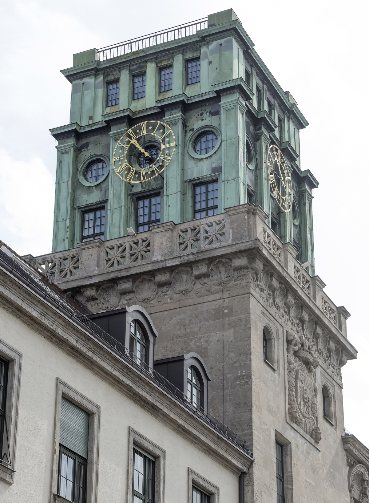 Der grüne Lack der feuerhemmenden Brandschutzfenster nimmt im Uhrenturm des Thierschbaus die grünliche Patina der reichen Kupferverkleidung des Turms auf