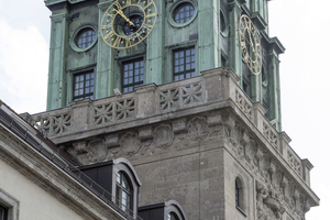  Der grüne Lack der feuerhemmenden Brandschutzfenster nimmt im Uhrenturm des Thierschbaus die grünliche Patina der reichen Kupferverkleidung des Turms auf 