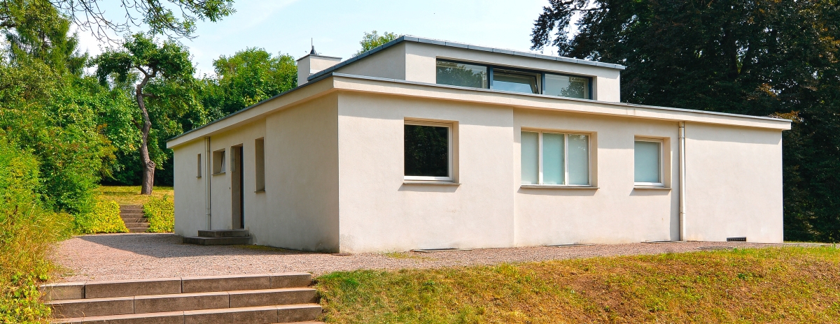 Die Fassade des Hauses am Horn wurde schlicht gehalten, um die Aufmerksamkeit auf die kubische Grundform zu richten. Durch den Verzicht auf einen Sockel kam es immer wieder zu Feuchtigkeitsschäden am Fuß des Gebäudes