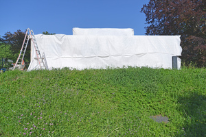  Die Fassade des Hauses am Horn wurde schlicht gehalten, um die Aufmerksamkeit auf die kubische Grundform zu richten. Durch den Verzicht auf einen Sockel kam es immer wieder zu Feuchtigkeitsschäden am Fuß des Gebäudes 