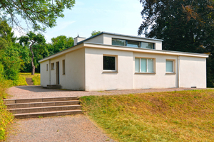  Das Haus am Horn entstand 1923 in Weimar nach einem Entwurf des Bauhaus-Meisters Georg Muche. Ab dem Frühjahr vergangenen Jahres wurde die Putzfassade vollflächige saniert, so das sich das Gebäude heute pünktlich zum 100-jährigen Bauhaus-Jubiläum wieder i 