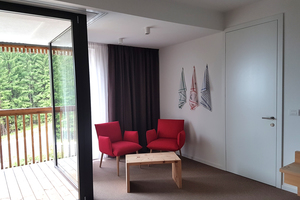  Bei den Zwischentüren in den Hotelzimmern schließt das Türblatt flächenbündig mit der Zarge ab. Die Technik bleibt im Verborgenen und die Tür wird in ihrer minimalistisch-puristischen Ausführung Teil der Wand 