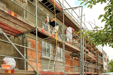 Das mehrlagige mineralische Putzsystem der Schwenk Putztechnik sorgt f?r Entspannung an der Fassade den neuen Wohn- und Gesch?ftshauses in B?nde und beugt so Rissen vor Fotos: Andres Gomez / Schwenk Putztechnik