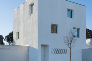  Das Haus D in Mering hebt sich von seiner Umgebungsbebauung ab Fotos: Knauf/Rainer Retzlaff Photographie 