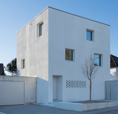 Das Haus D in Mering hebt sich von seiner Umgebungsbebauung ab Fotos: Knauf/Rainer Retzlaff Photographie