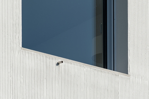  Der Putz wurde bündig an die Fensterbänke angearbeitet. Diese leiten das Regenwasser zunächst nach innen und führen es dann über den 4 cm aus der Fassade auskragenden Ablauf ab 