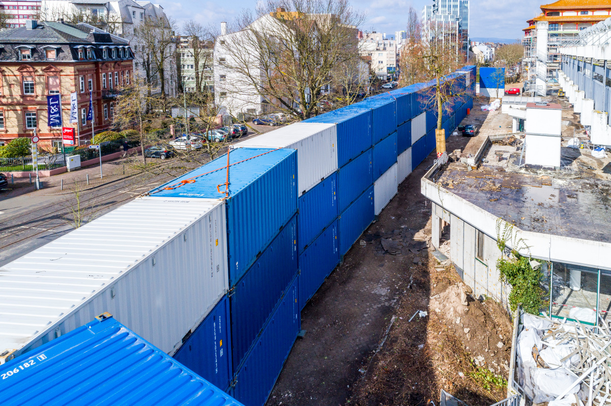 Lärmschutzwand aus Seecontainern beim Abriss einer Schule und einer Tribüne in Frankfurt