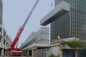  Eine Lärmschutzwand aus Seecontainern, hier beim Rückbau der Deutschen Welle, fangen auch herunterfallende Gegenstände und Steine zuverlässig ab 