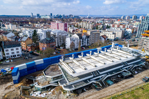  Eine Wand aus blauen und weißen Containern schützt die Anwohner in Frankfurt vor Lärm 