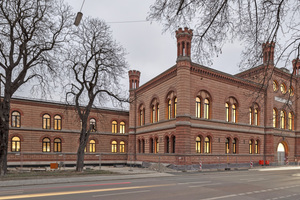  Das nach Plänen des Büros Staab Architekten zur Fakultät für Design umgebaute Zeughaus in München von der Straßenseite aus gesehen 