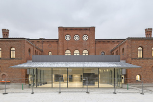  Auf der Rückseite des Gebäudes fügt sich in den ehemaligen Ehrenhof ein transparenter Pavillon mit raumhohen Verglasungen, filigranen Stahlstützen und einem gefalteten Dach ein Fotos: Oliver Jaist 