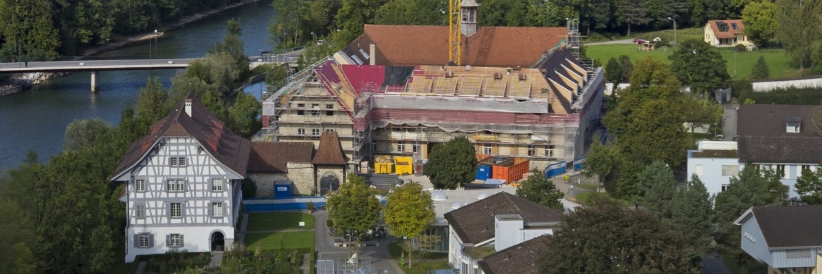 Voll eingerüstet: Klosteranlage Rathausen aus der Vogelperspektive