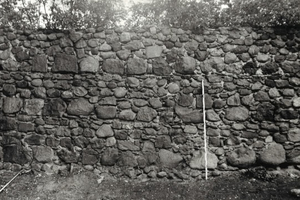  Die Wehrmauer einer Templerkomturei aus dem Mittelalter. Der noch nicht gestörte Wandaufbau zeigt die Gerüsthöhe, die einer gemauerten Schicht entspricht 