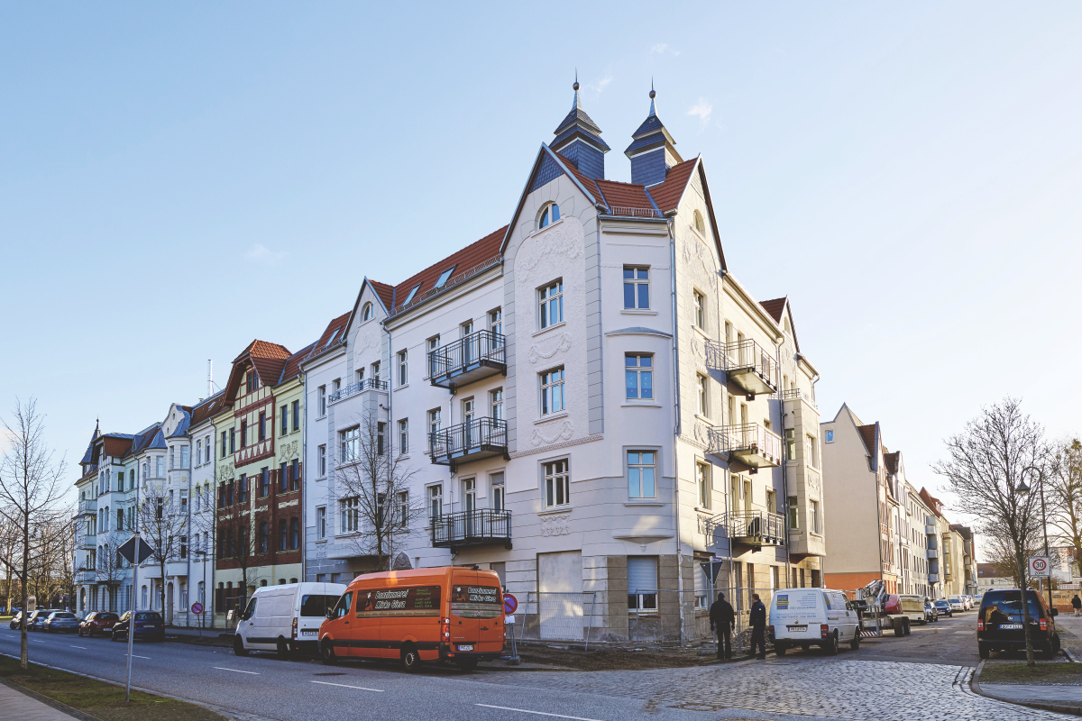 Das Eckhaus an der Goethestraße ist mit seiner sanierten Fassade ein Highlight im Jahnschulviertel in Wittenberge