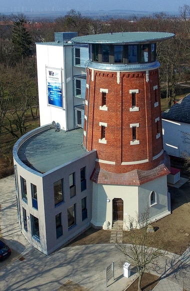 Luftbild des umgenutzten Wasserturms am Prenzlauer Stadtpark