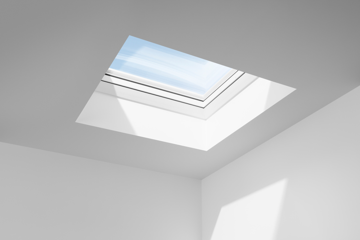 Ein Flachdachfenster mit integriertem Aufsetzkranz Das