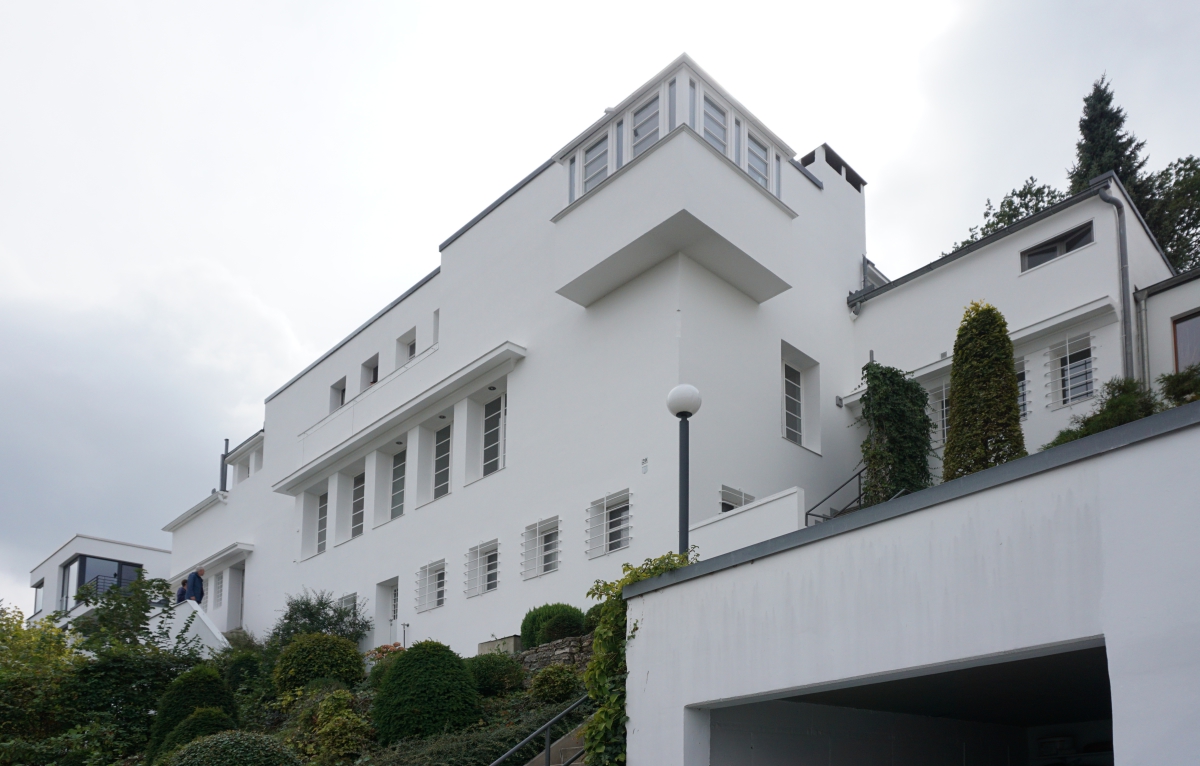 Von der Furtw?nglerstra?e l?sst das im Stil des Neuen Bauens in Bielefeld errichtete Doppelhaus schon auf den ersten Blick die Verbindung zur Dessauer Bauhausschule erkennen Fotos: Thomas Wieckhorst