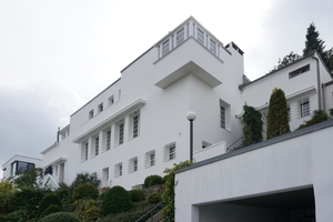  Von der Furtwänglerstraße lässt das im Stil des Neuen Bauens in Bielefeld errichtete Doppelhaus schon auf den ersten Blick die Verbindung zur Dessauer Bauhausschule erkennen Fotos: Thomas Wieckhorst 