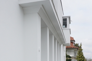  Fensterband auf der Straßenseite des Hauses mit Fensterüberdachung 