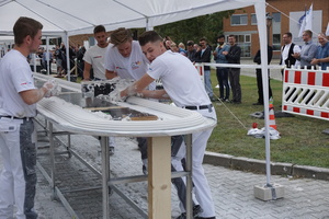  Teamwork: Ralph Lanz und Tobias Schmider ziehen die Schablone, während Julian Pinkau Material in den Händen bereithält, um Fehlstellen auszugleichen 