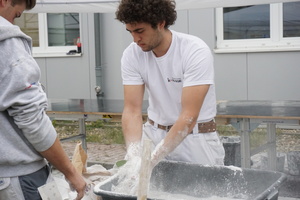  Zunächst streuten die Stuckateure den Gips in die mit Wasser gefüllten Kübel 