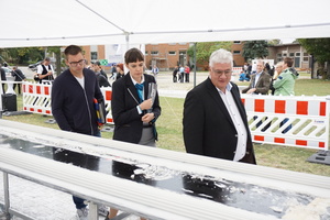  Rekordrichterin Lena Kuhlmann vom Guinnessbuch der Rekorde überprüft die Qualität des Stuckstabes und wird dabei von Lukas Prell (links) und Oliver Heip beraten. 