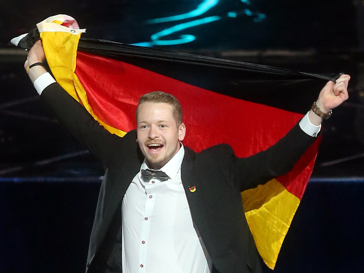 Der beste Fliesenleger der Welt: Janis Gentner jubelt über seine Goldmedaille