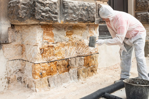  Vornässen des Mauerwerks vor dem Auftrag des Putzsystems (Spritzbewurf + Wassersperrputz) Fotos: Saint Gobain Weber 