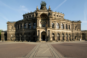  Die Semperoper wird derzeit in mehreren Bauabschnitten saniert 