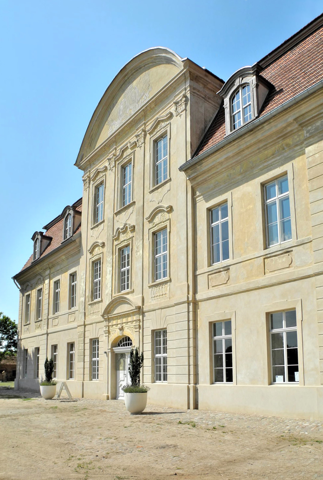 Die Fassade von Schloss Kummerow erhielt einen neuen Kalkputz – angemischt mit regionalen Sanden, die auch im Originalputz verwendet wurden