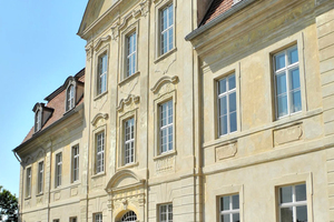  Die Fassade von Schloss Kummerow erhielt einen neuen Kalkputz – angemischt mit regionalen Sanden, die auch im Originalputz verwendet wurden 