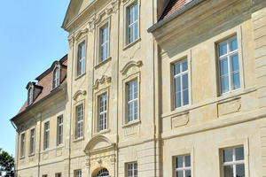  Die Fassade von Schloss Kummerow erhielt einen neuen Kalkputz – angemischt mit regionalen Sanden, die auch im Originalputz verwendet wurden 
