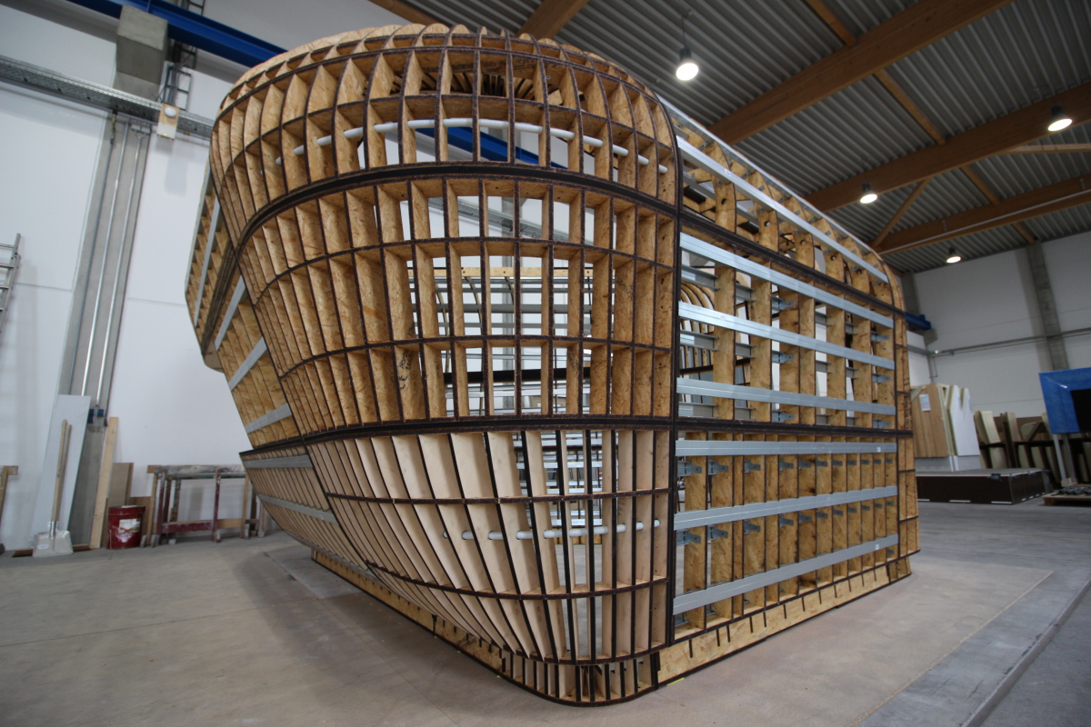 Die dreidimensionale Konstruktion aus Holzspanten mit Metallprofilen erinnert an ein Boots-Skelett