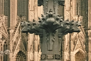  Mit dem Modell der Kreuzblume vor dem Dom, eines der meistfotografierten Objekte Kölns, hat sich Stuck-Belz ein Denkmal geschaffen 