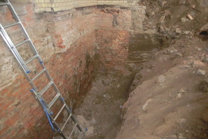  Im Inneren wurde die Bodenplatte und diverse Wandteile zurückgebaut und die Außenwände im Keller freigelegt 