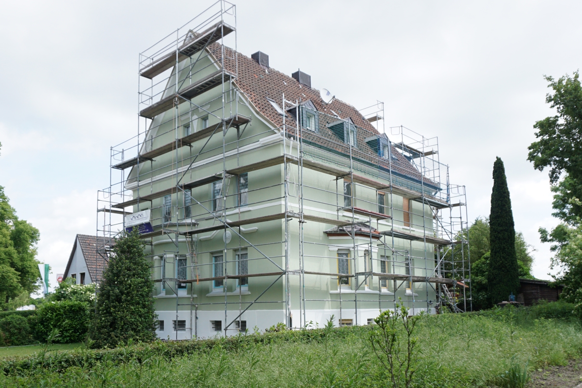 Das in den 1920er Jahren in Recklinghausen erbaute Wohnhaus während der Fassadensanierungsarbeiten im Mai dieses Jahres