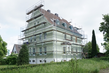 Das in den 1920er Jahren in Recklinghausen erbaute Wohnhaus w?hrend der Fassadensanierungsarbeiten im Mai dieses Jahres