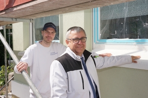  Sind stolz auf die gelungene Fassadensanierung: Malermeister Michael Warmbrunn (links) und Frank Komosinski (rechts), technischer Berater bei Brillux 