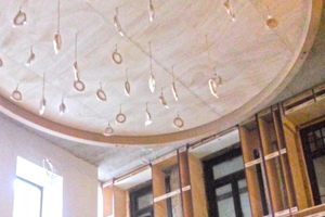 Vormontage für den Beleuchtungskörper im Atrium und Unterkonstruktion für das vorkonfektionierte Meshgewebe 