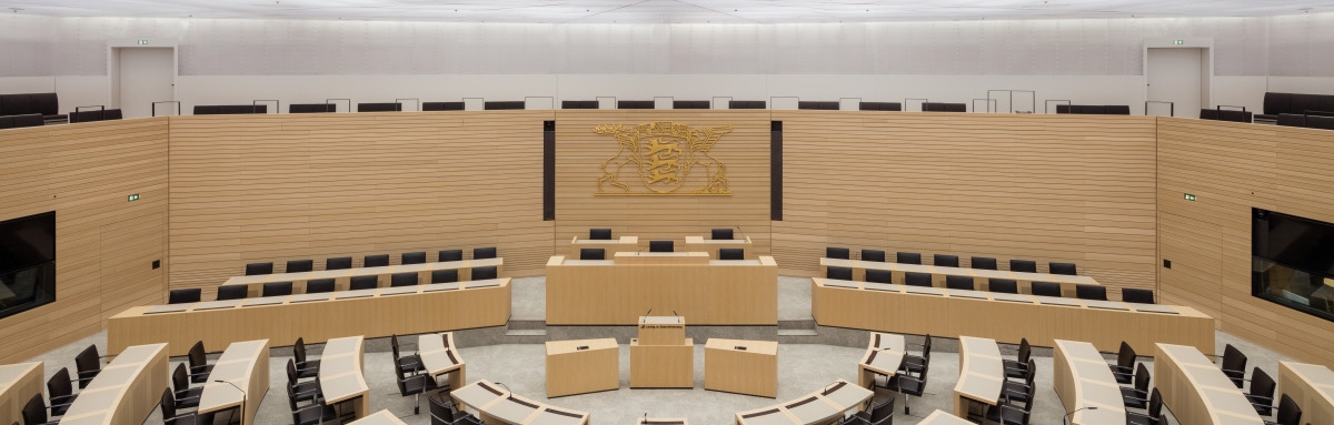 Von außen blieb das denkmalgeschützte Landtagsgebäude in Stuttgart vollkommen unverändert ? inklusive der inzwischen schwarz-grün patinierten Buntmetallpaneelen und der Bronzeprofile Foto: Deutsche Foamglas