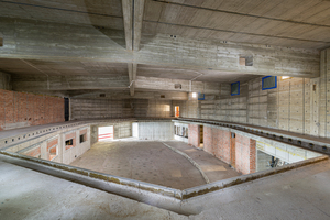  Der Plenarsaal wurde in den Rohbauzustand zurückversetzt, zur Abfangung wurden temporäre Stützen eingesetzt Foto: Michael Tümmers 