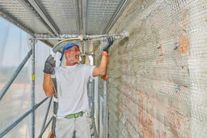  Außen trugen die Mitarbeiter der Jakob Schnitzer & Sohn Stuckgeschäft GmbH auf das Bestandsmauerwerk den hochdämmenden Leichtputz ?Tri-O-Therm M? der Schwenk Putztechnik zweischichtig mit einer Gesamtdicke von etwa 6 cm auf Fotos: Ingo Jensen / Schwenk Pu 