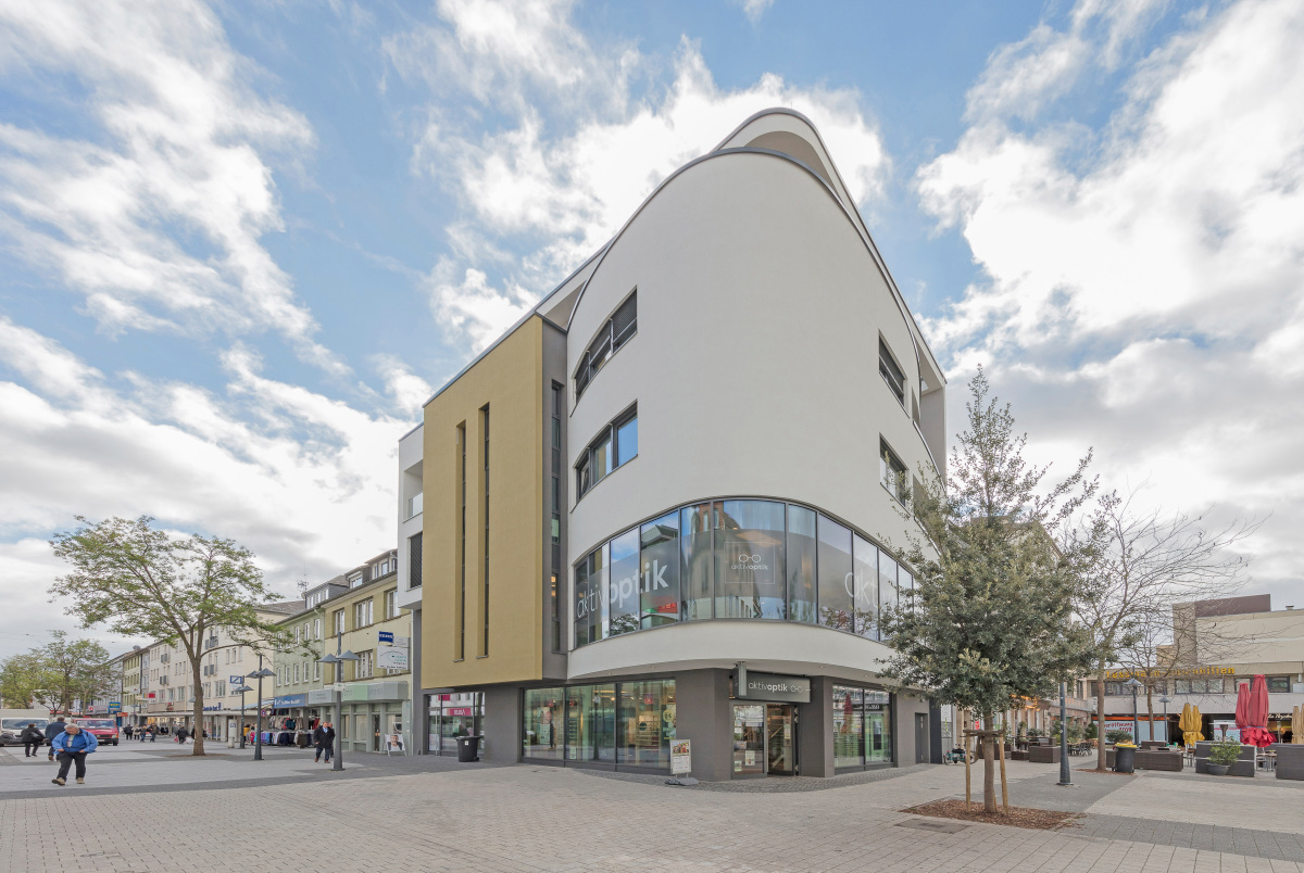 Mit einer runden Ecke prägt das neue Gebäude von aktivoptik den Eingang zur Bad Kreuznacher Einkaufspassage. Fotos: puren