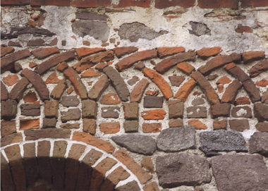 Dorfkirche Krevese, 13. Jh. vierfach geflochtener Rundbogenfries; eine handwerkliche Herausforderung Foto: K. Erler, Leipzig