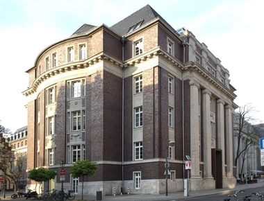  Die Straßenfronten des neobarocken, denkmalgeschütztenn ehemaligen Gerichtsgebäudes sind mit Klinkern verblendet, um eine Einbindung in die frühneuzeitliche Backsteinarchitektur der Altstadt sicherzustellen 