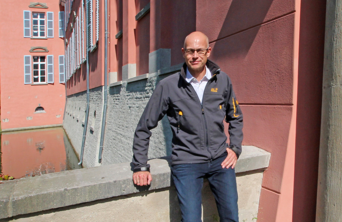 Thomas Wieckhorst, Chefredakteur der bauhandwerk, vor dem Wasserschloss Kalkum in Düsseldorf (ab Seite 26) Foto: Erdal Top Kontakt: 05241/801040, thomas.wieckhorst@bauverlag.de