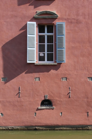  An einigen Stellen der Fassade reicht der Putz bis an die Wasserlinie hinunter. Die Gerüstverankerungspunkte werden am Sockel noch mit Putz geschlossen 