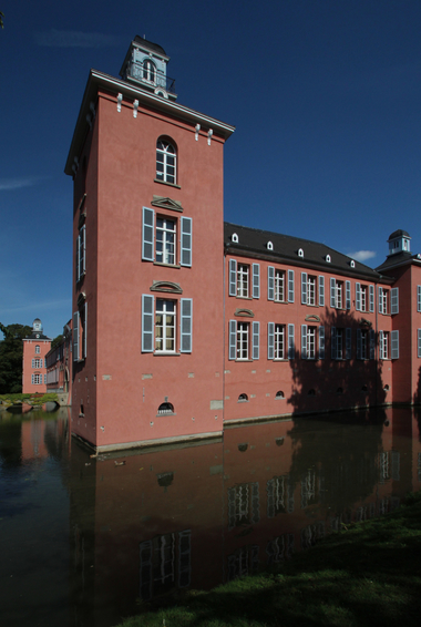  Das im Norden von Düsseldorf gelegene Schloss Kalkum zählt zu den bedeutendsten Wasser-schlössern in NRW. Das Wasser bringt jedoch eine erhöhte Feuchtigkeitsbelastung mit sich, weshalb bei der Sanierung unter anderem ein spezieller Feuchteregulierungsputz 